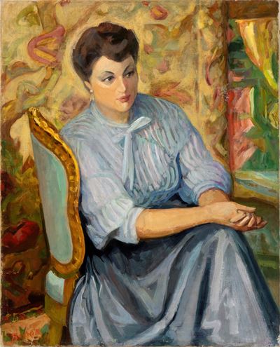 Donna Seduta in Abito Azzurro