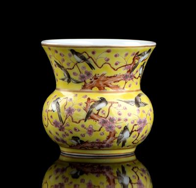 Piccolo Vaso in Porcellana con Decoro a Smalti Policromi