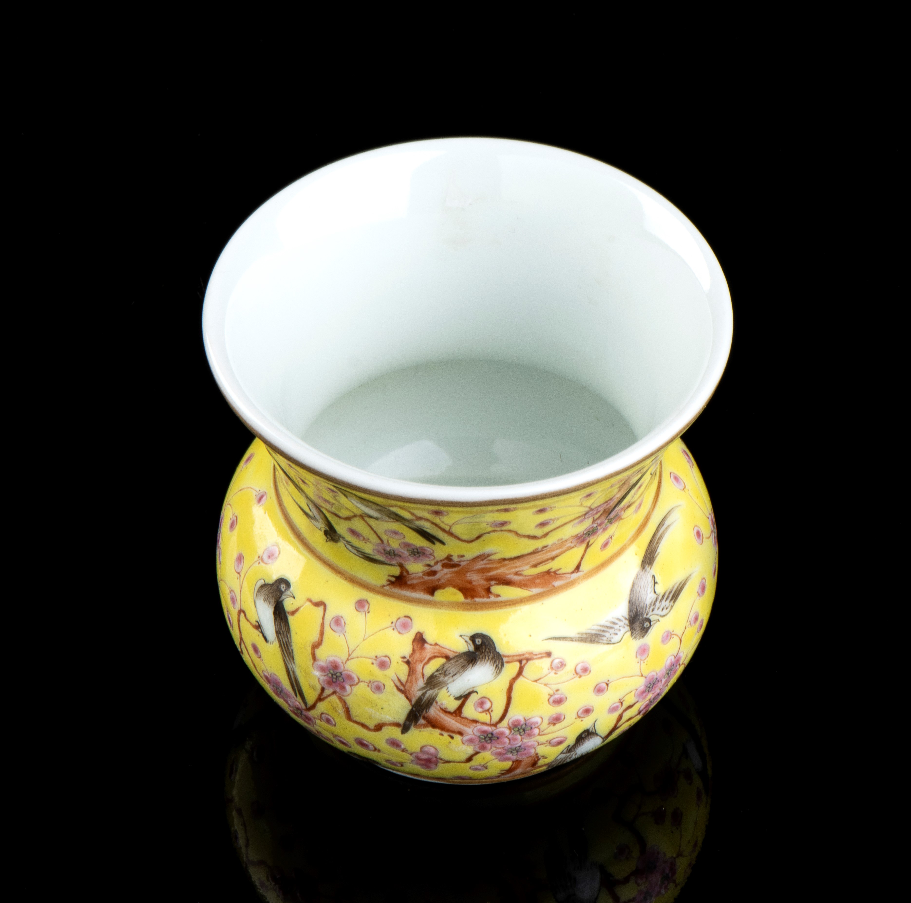 Piccolo Vaso in Porcellana con Decoro a Smalti Policromi