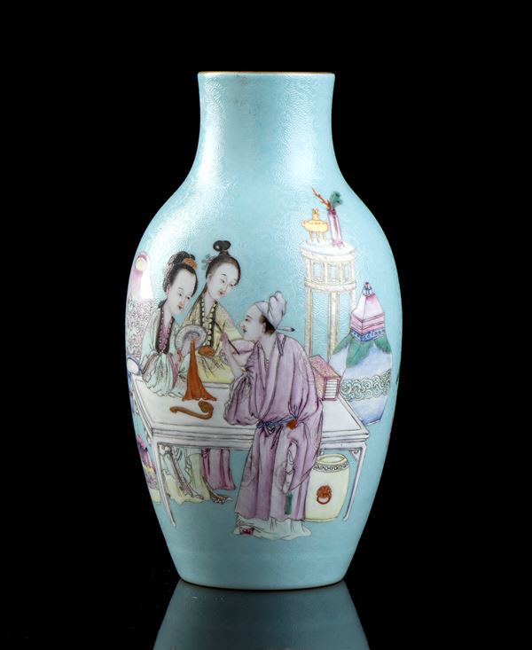 A POLYCHROME ENAMELLED PORCELAIN VASE 