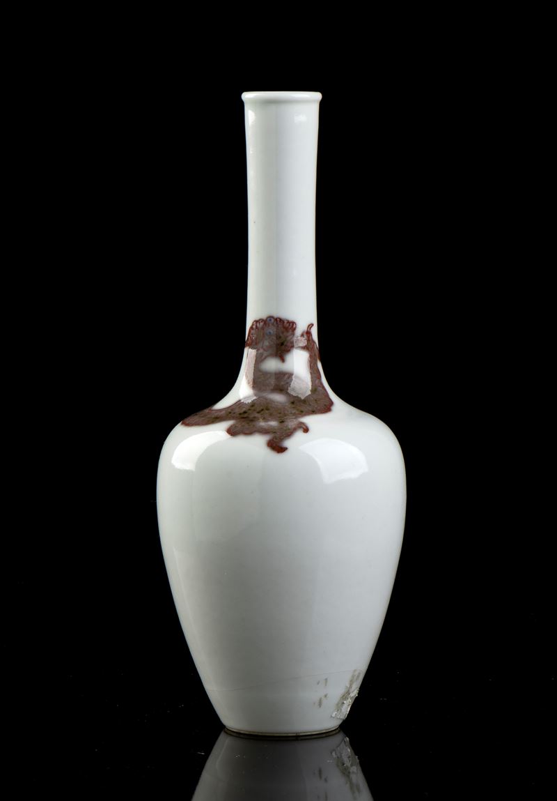Vaso a Bottiglia in Porcellana con Decoro in Rosso di Rame
