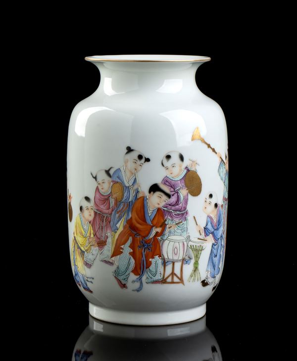 A POLYCHROME ENAMELLED PORCELAIN VASE 