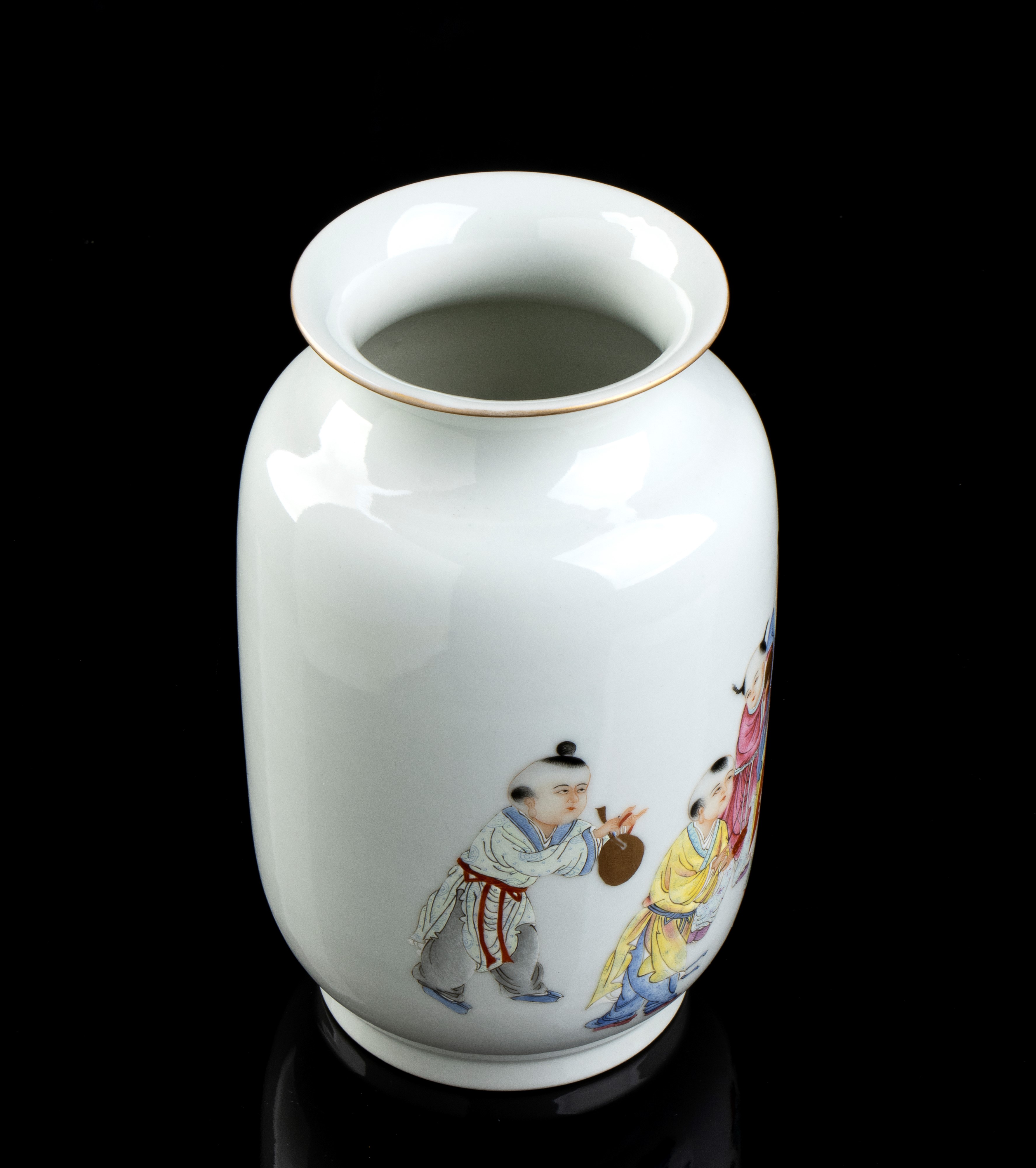 Vaso in Porcellana con Decoro a Smalti Policromi