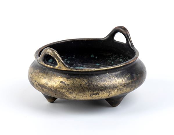 A SMALL BRONZE INCENSE BURNER