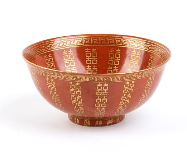 A GILT-DECORATED CORAL-GROUND PORCELAIN BOWL 