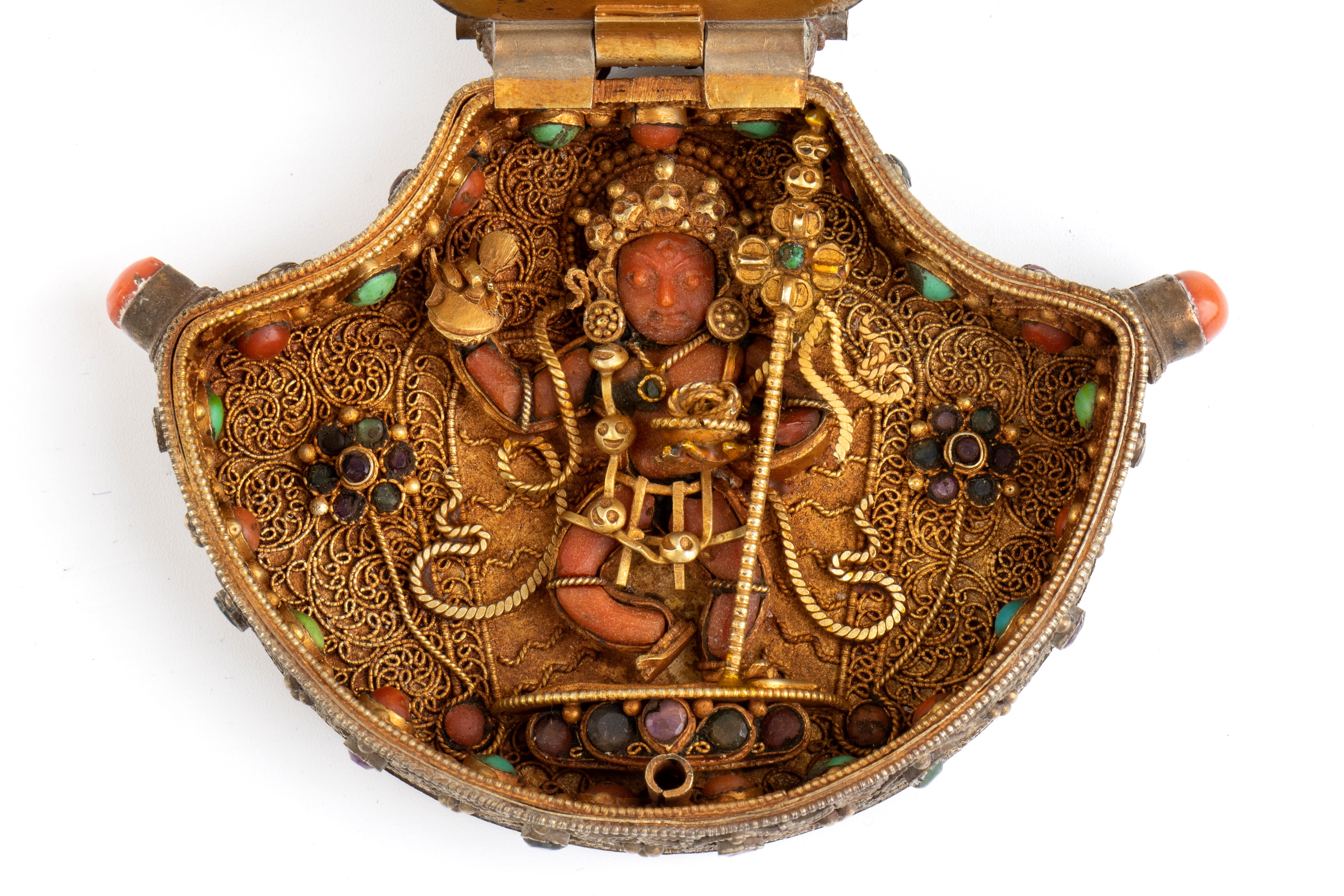 RELIQUIARIO GAU IN ARGENTO DORATO CON INSERTI IN PIETRE DURE E CORALLO