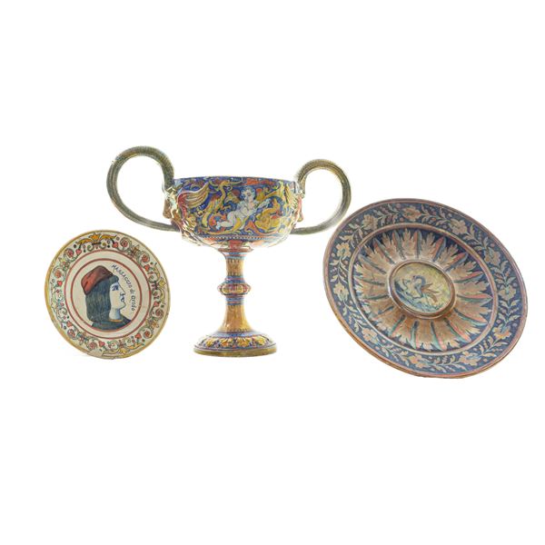 Lotto di tre ceramiche a lustro:  (primo quarto del XX secolo)  - Asta Smart Auction: arredi, dipinti, sculture, argenti e altro a prezzi vantaggiosi - Bertolami Fine Art - Casa d'Aste