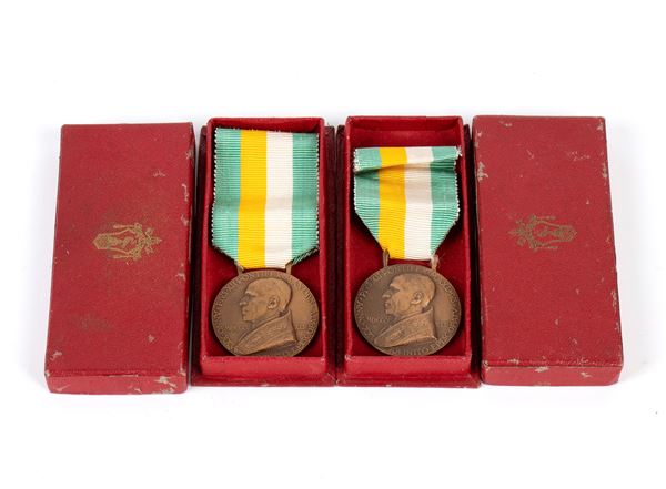 A lot of two bene merenti medals of Pope Pius XII, cased