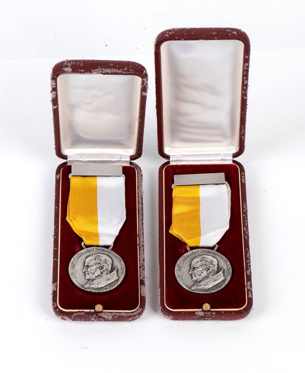 A lot of two medals Pope Johannes Paulus II, cased