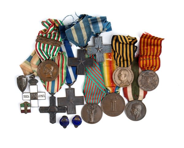 Lotto multiplo di 11 medaglie e 3 distintivi  - Auction Memorabilia, Militaria, Orders - Bertolami Fine Art - Casa d'Aste