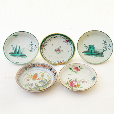 Lotto di Cinque Piatti in Ceramica Policroma :
