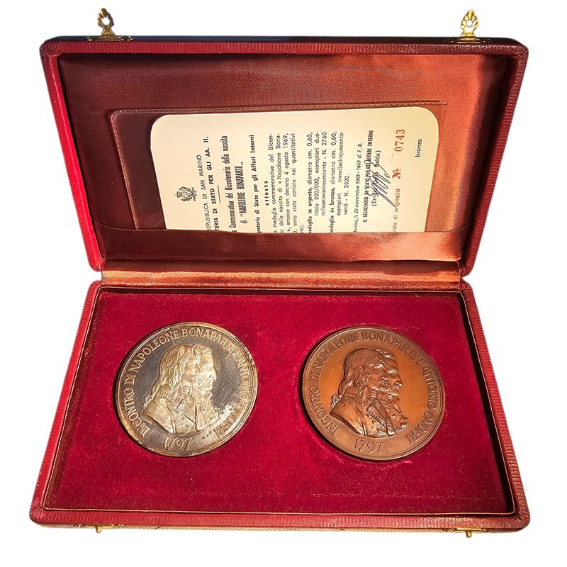 San Marino. Dittico Medaglie Commemorative di Napoleone, Argento e Bronzo. Ag. 100gr. 59mm. in As...