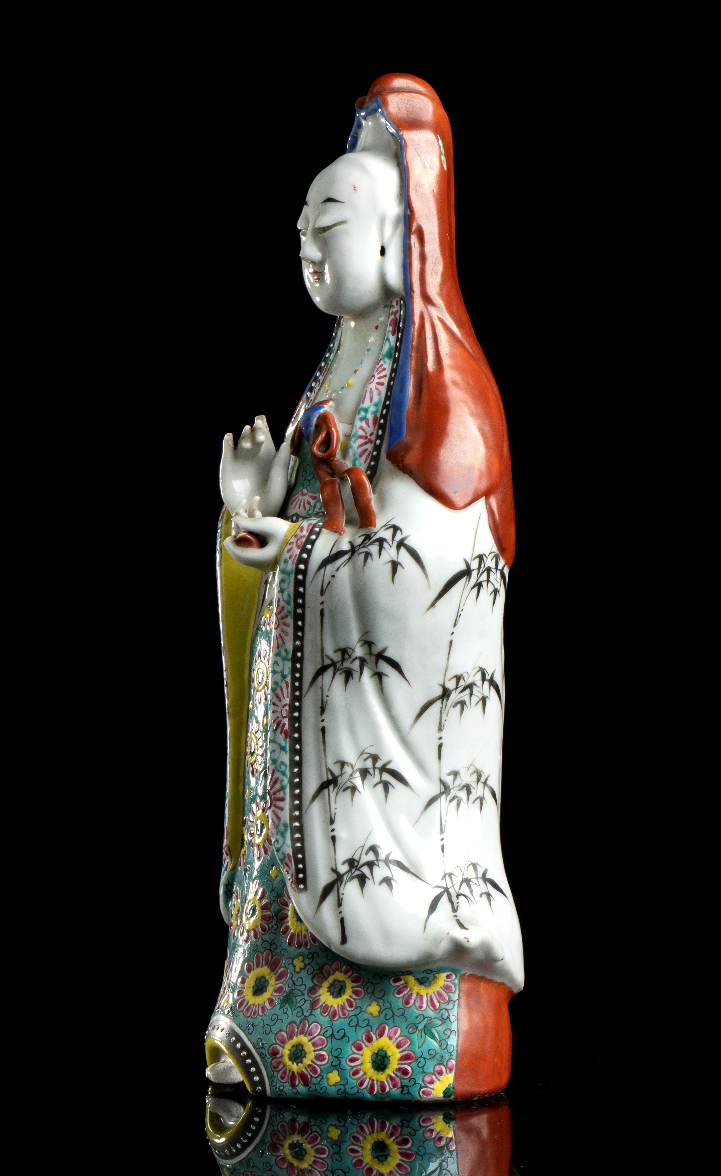 GUANYIN IN PORCELLANA CON DECORO A SMALTI POLICROMI