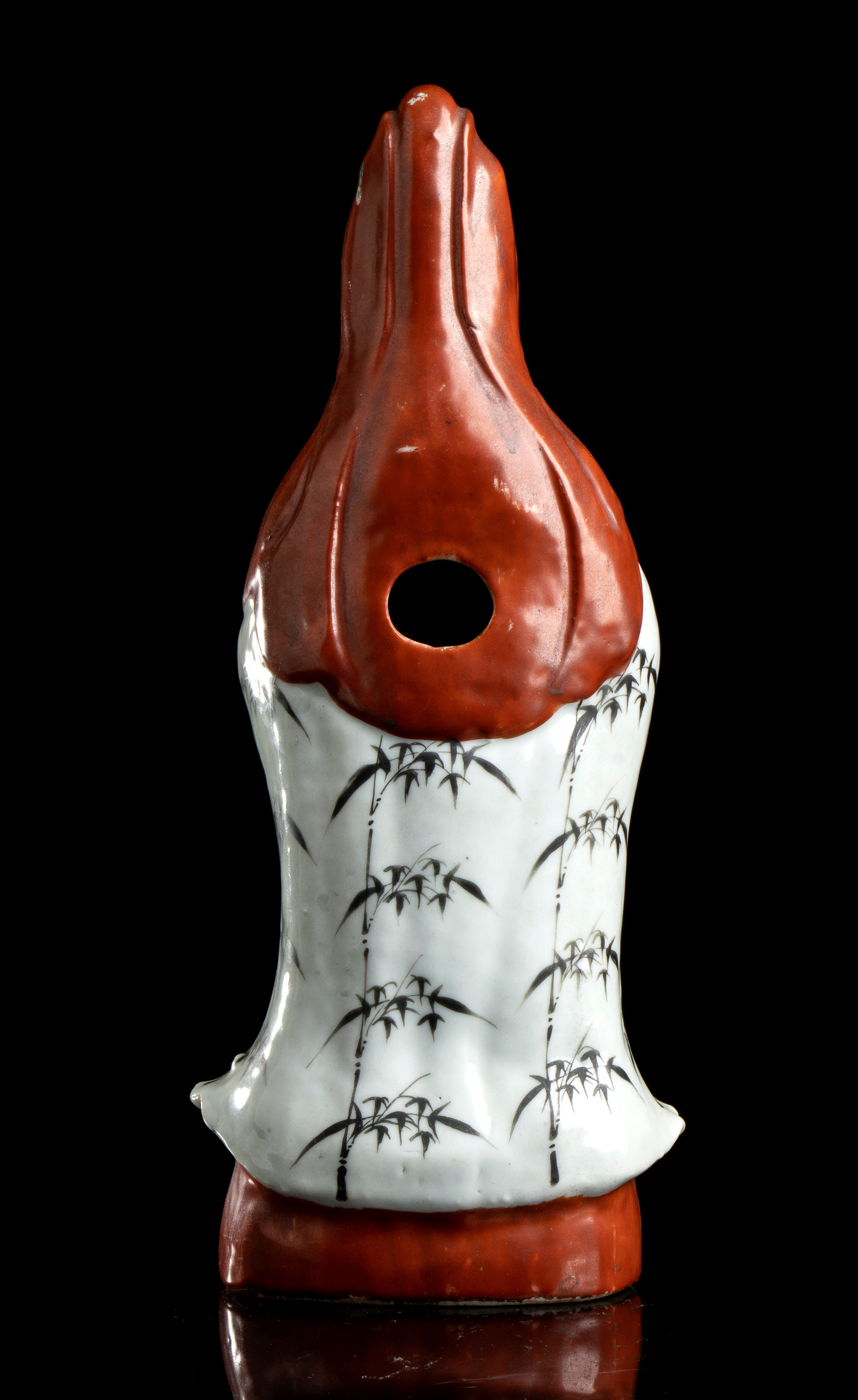 GUANYIN IN PORCELLANA CON DECORO A SMALTI POLICROMI