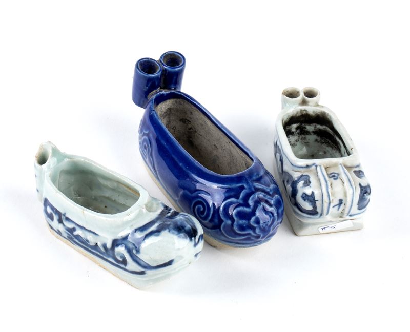 TRE MANGIATOIE PER UCCELLI A FORMA DI SCARPA IN PORCELLANA