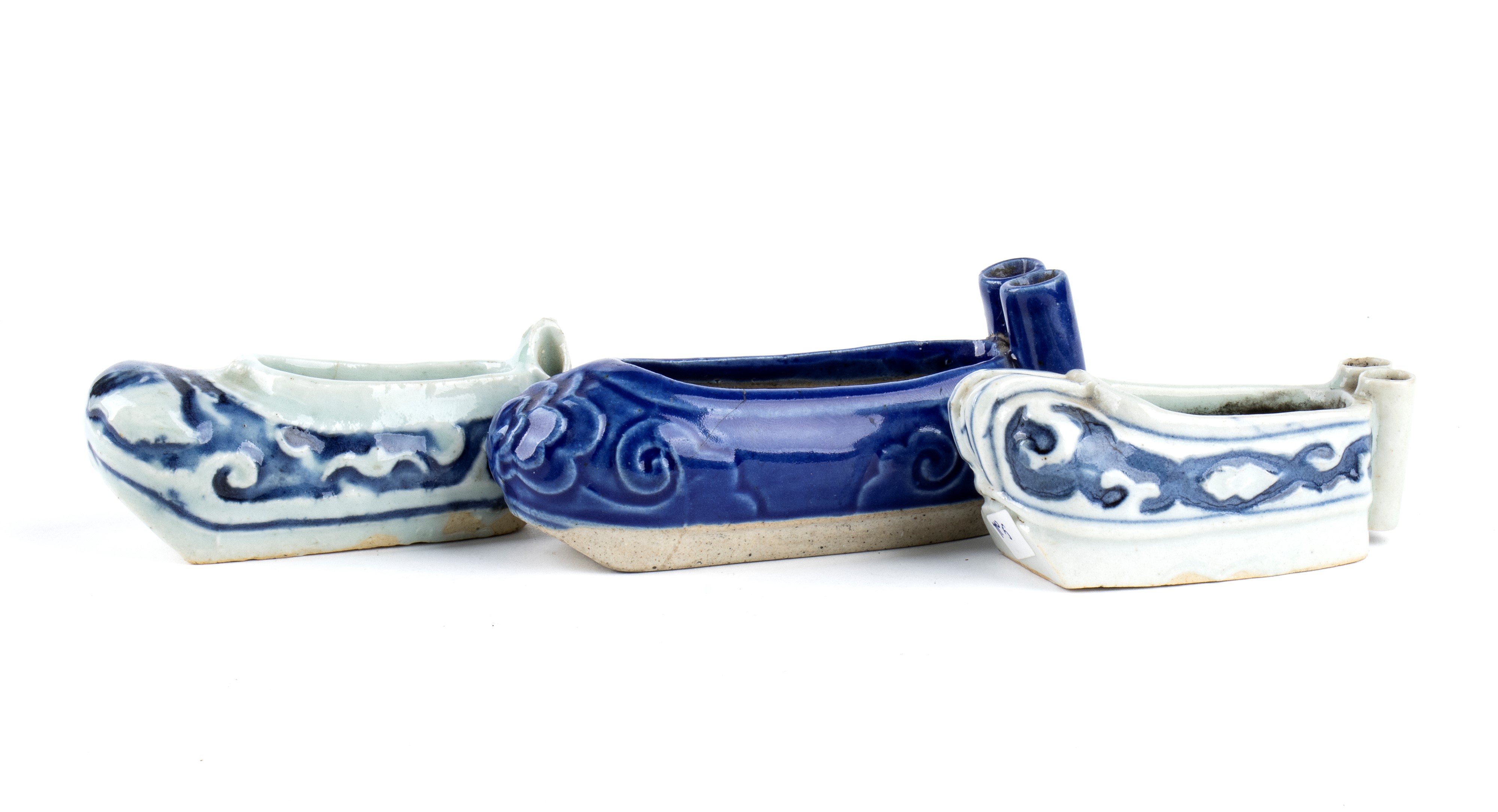 TRE MANGIATOIE PER UCCELLI A FORMA DI SCARPA IN PORCELLANA