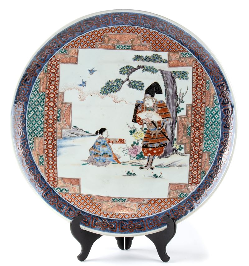 GRANDE PIATTO IN PORCELLANA CON DECORO A SMALTI POLICROMI