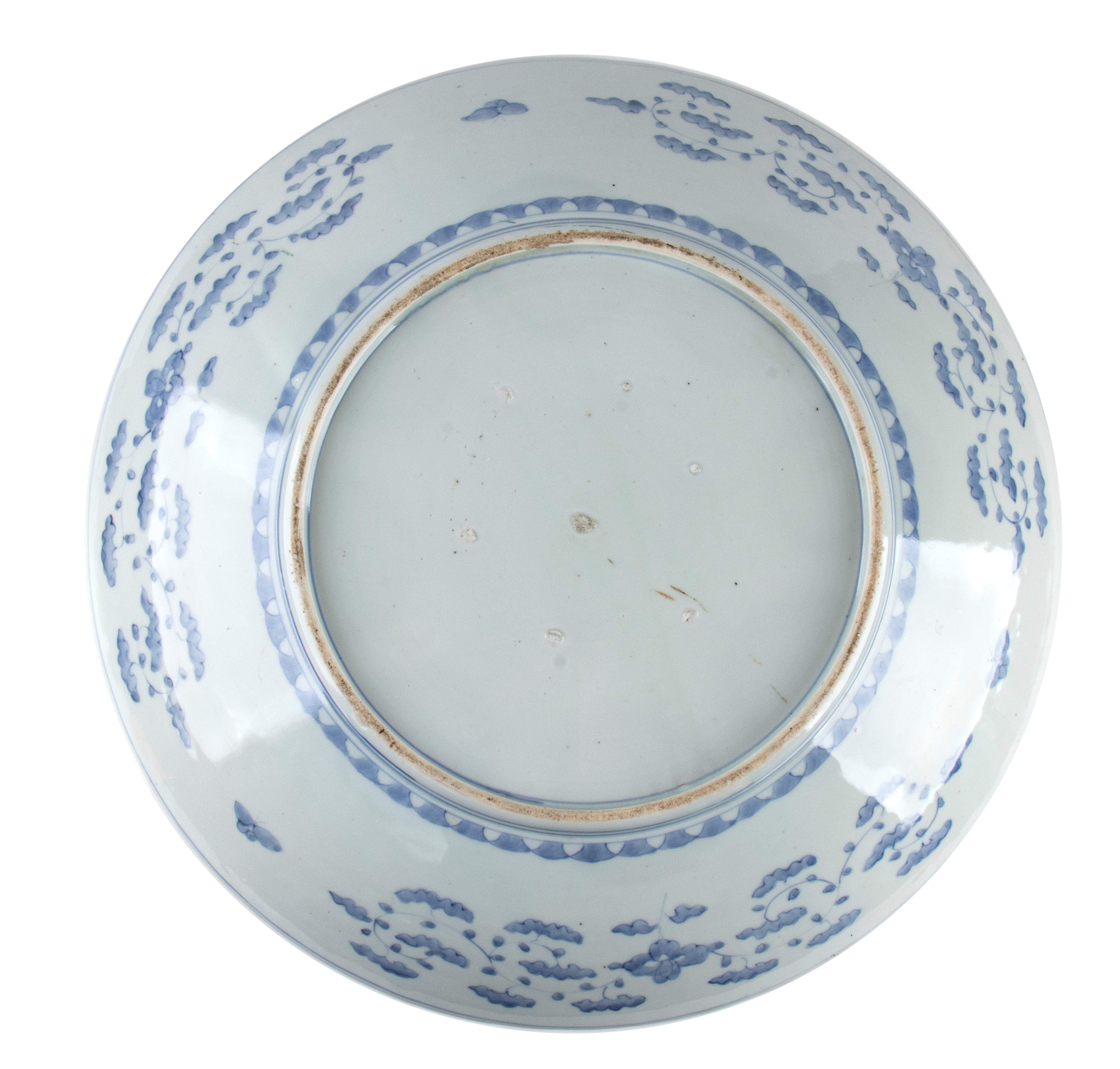 GRANDE PIATTO IN PORCELLANA CON DECORO A SMALTI POLICROMI