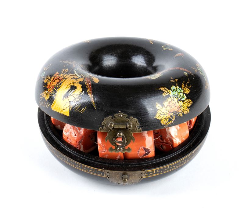 COLLANA IN CORALLO E SCATOLA CIRCOLARE IN LEGNO LACCATO