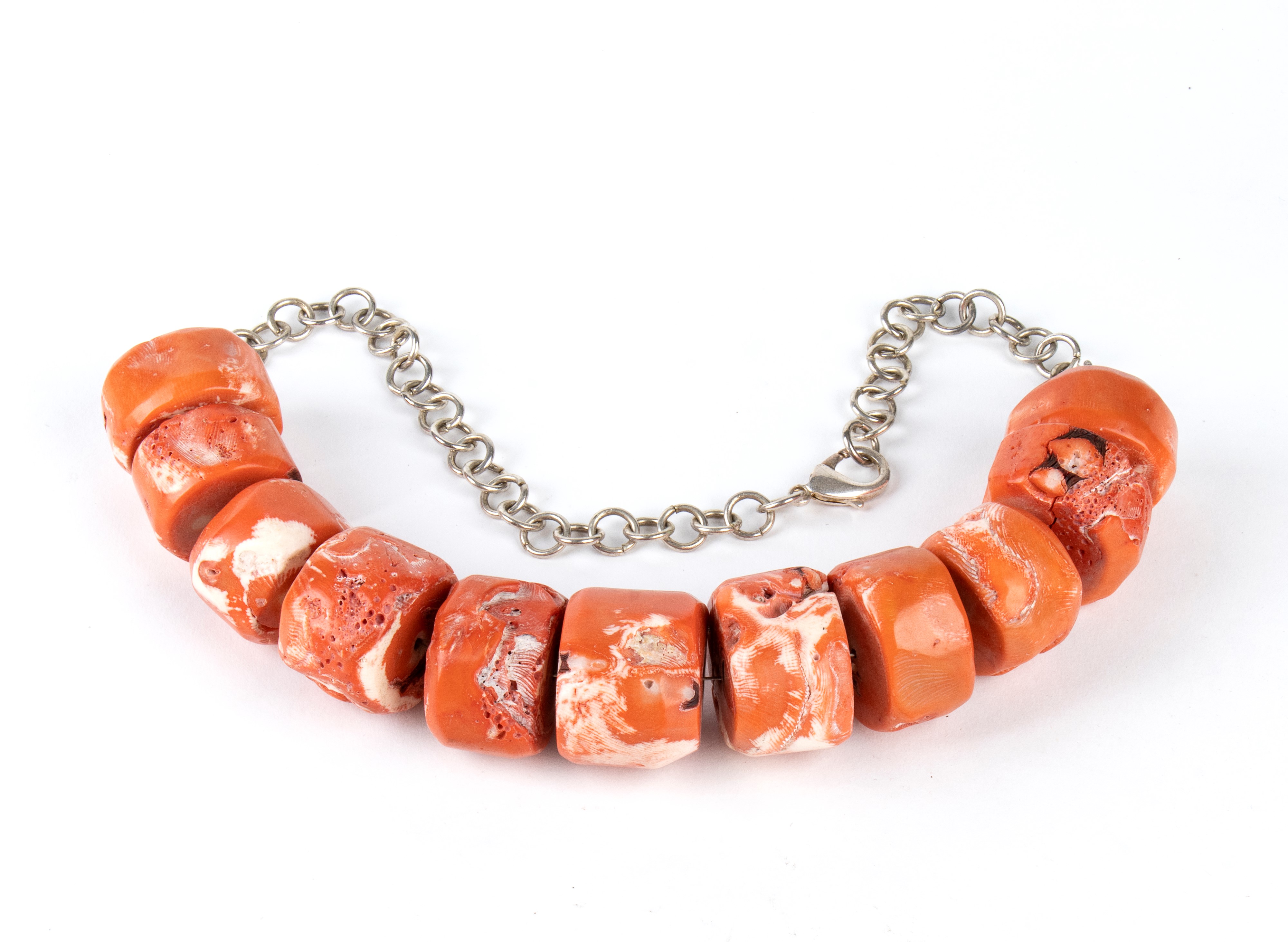 COLLANA IN CORALLO E SCATOLA CIRCOLARE IN LEGNO LACCATO