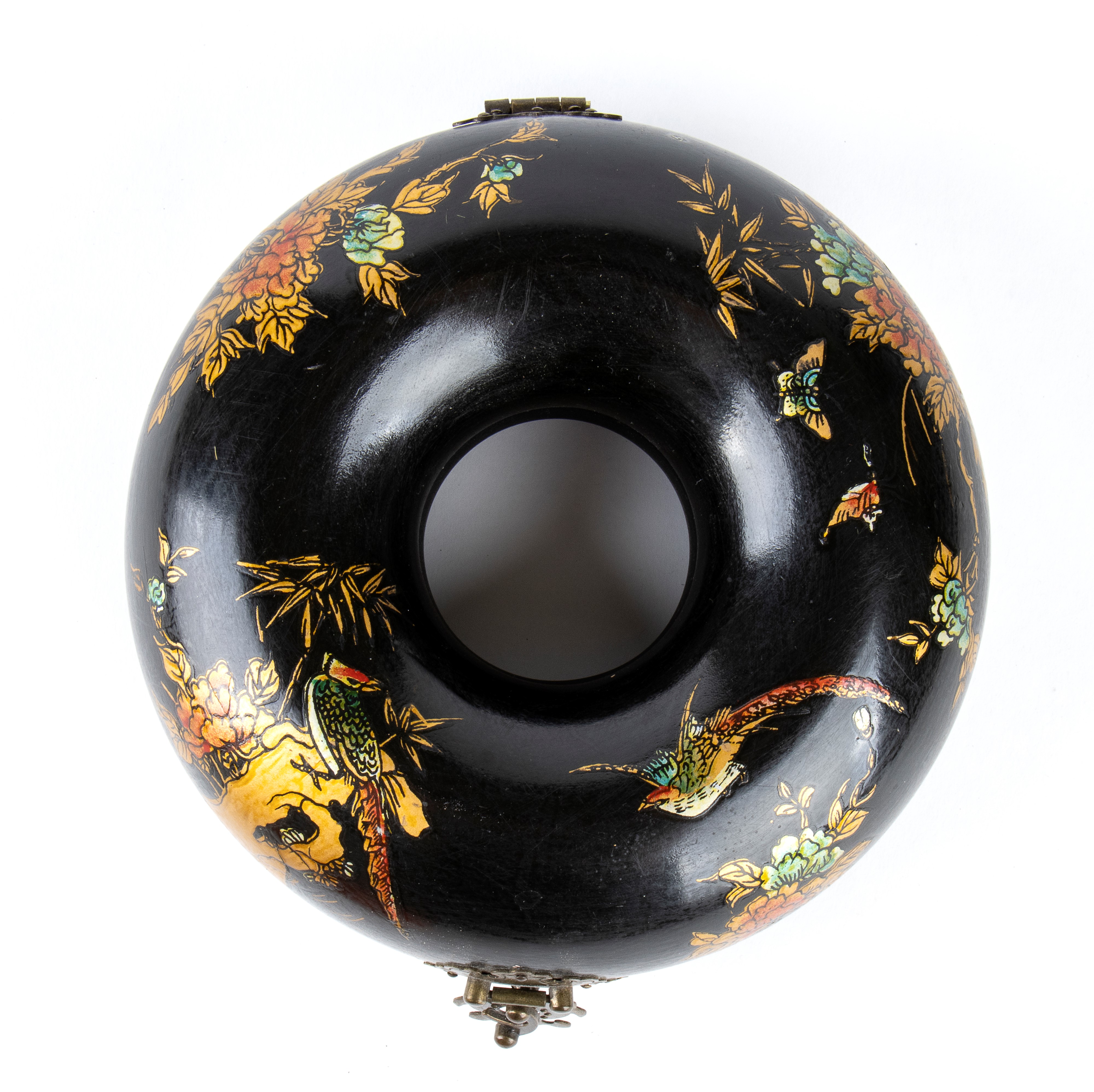 COLLANA IN CORALLO E SCATOLA CIRCOLARE IN LEGNO LACCATO