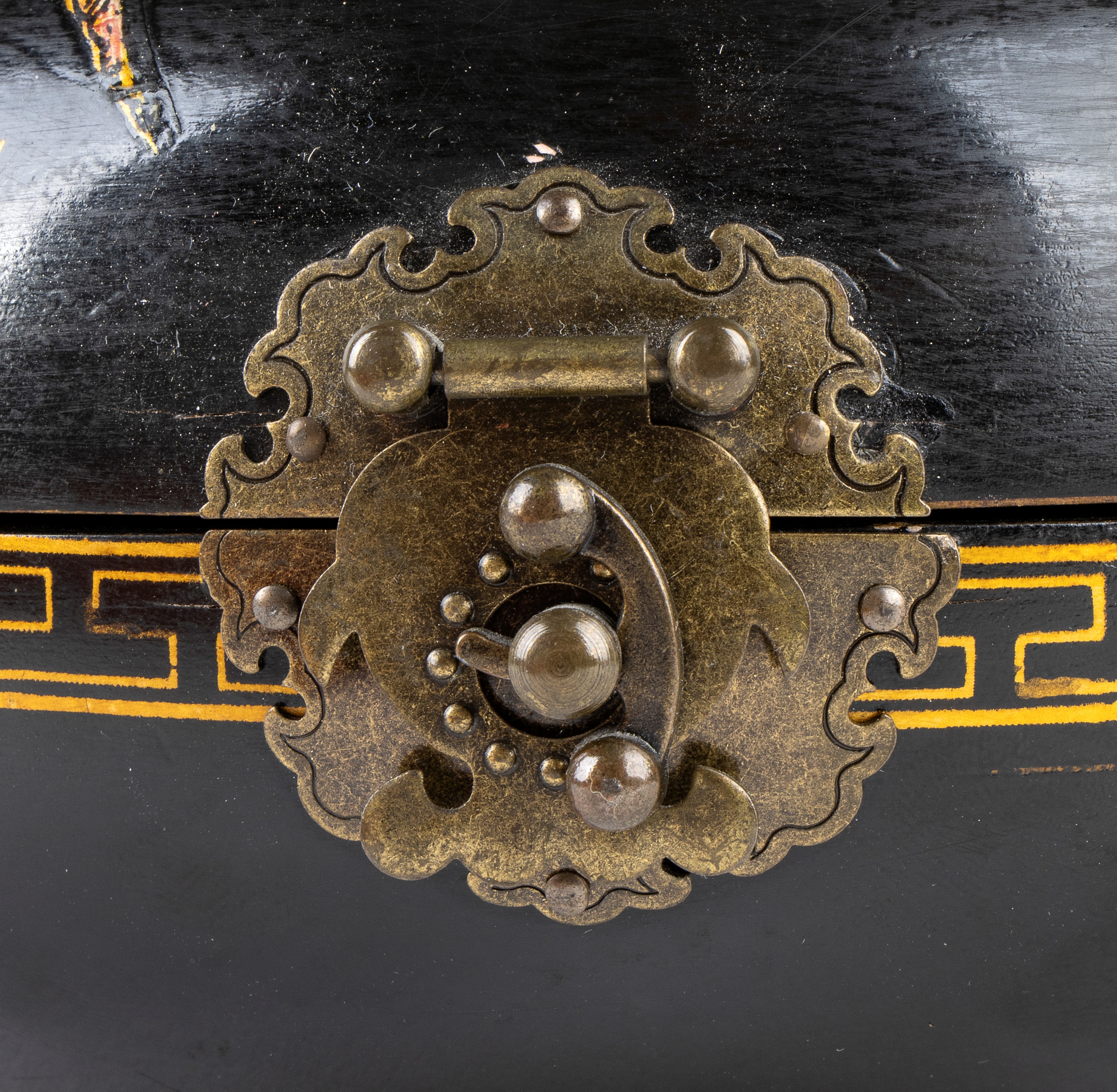 COLLANA IN CORALLO E SCATOLA CIRCOLARE IN LEGNO LACCATO