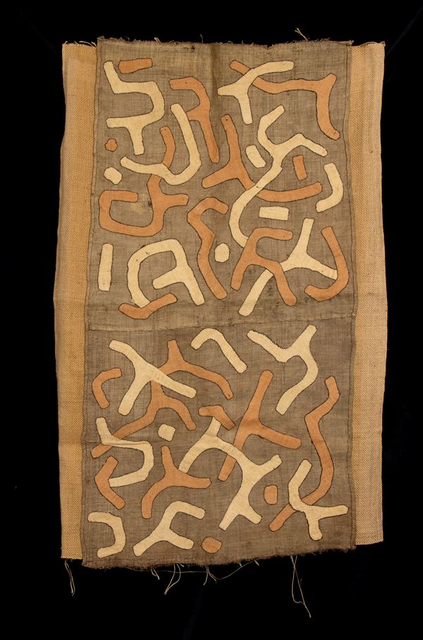 A TEXTILE WITH ABSTRACT DECORATION