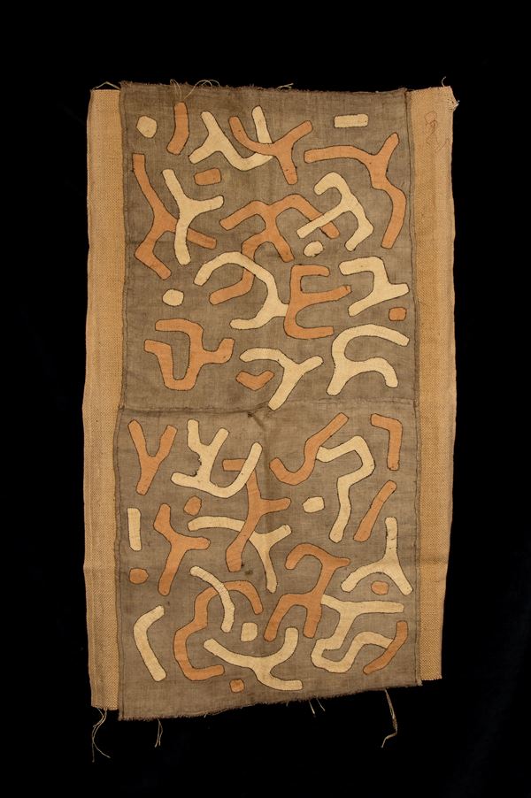 A TEXTILE WITH ABSTRACT DECORATION