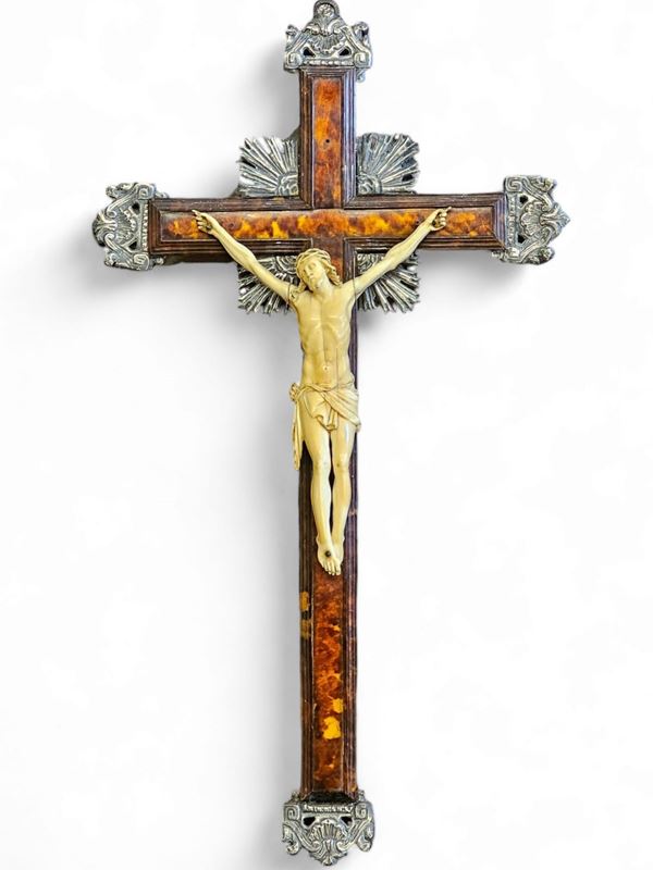 Andrea Tipa - Crocifisso italiano in avorio di elefante su croce in tartaruga e argento
