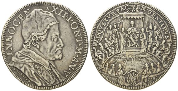 STATO PONTIFICIO. Roma. Innocenzo XII (1691 - 1700). Piastra 1696 "Concistoro". Ag (31,52 g; 43,9 mm)  - Asta Monete e medaglie medievali e moderne italiane ed estere - Bertolami Fine Art - Casa d'Aste