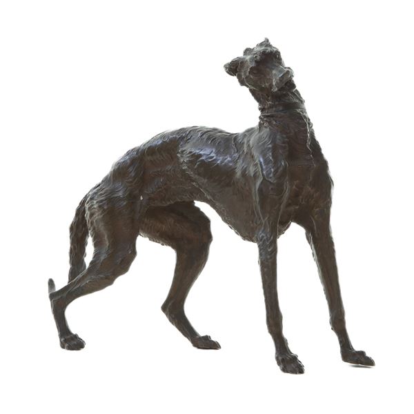 Scultura di cane a tutto tondo in bronzo a patina scura