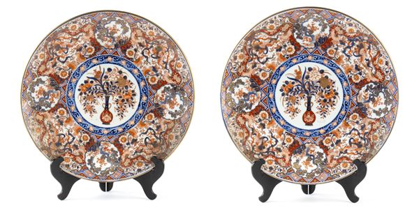 A PAIR OF LARGE 'IMARI' PORCELAIN DISHES