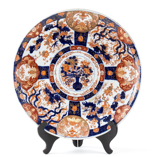 A LARGE 'IMARI' PORCELAIN DISH