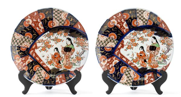 A PAIR OF 'IMARI' PORCELAIN DISHES