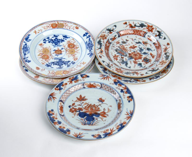 CINQUE PIATTI IN PORCELLANA 'IMARI'