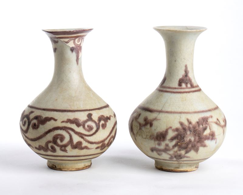 DUE VASI A BOTTIGLIA IN PORCELLANA CON DECORO IN ROSSO DI RAME