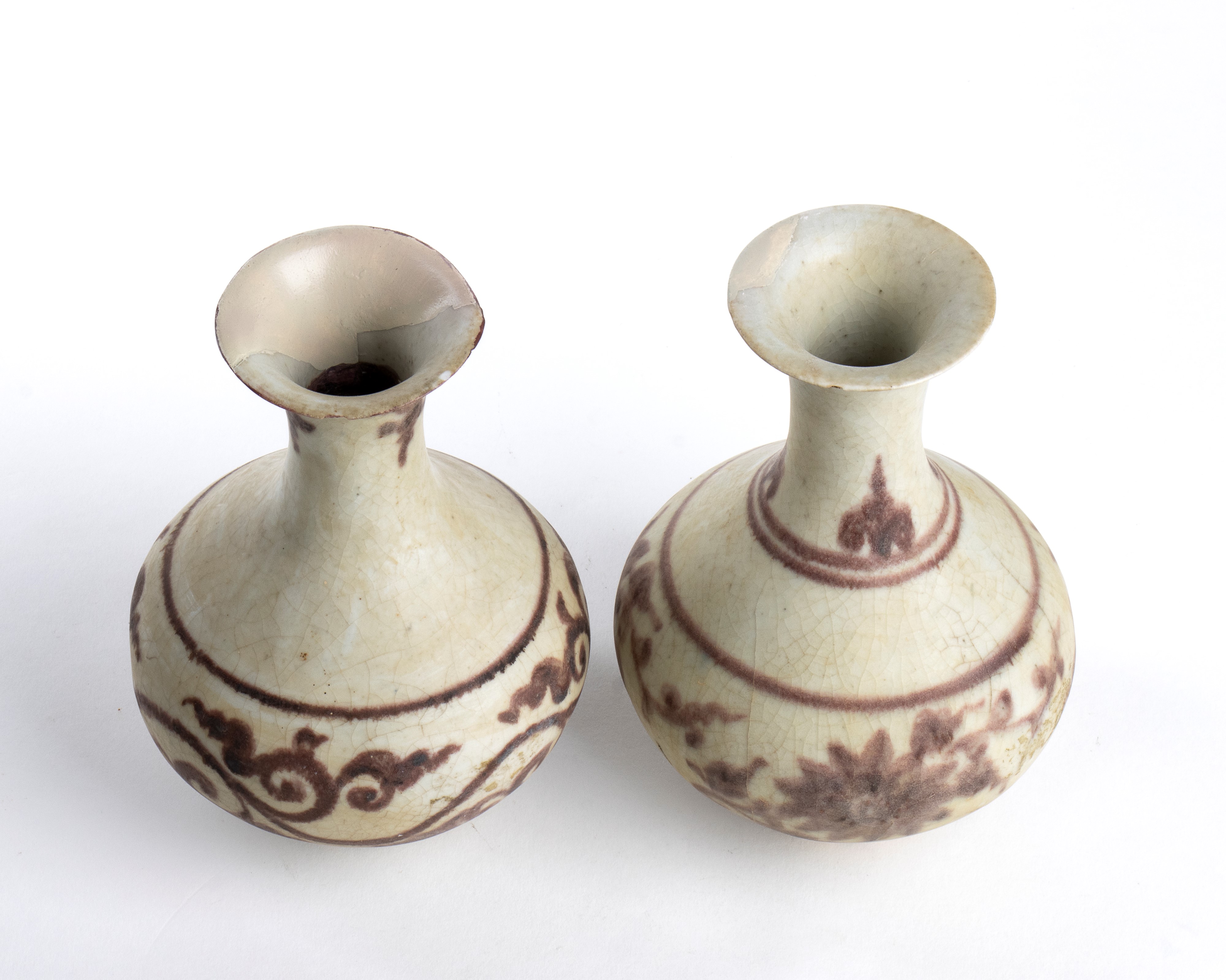 DUE VASI A BOTTIGLIA IN PORCELLANA CON DECORO IN ROSSO DI RAME