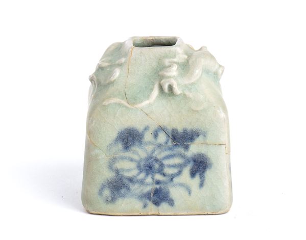 A SMALL 'BLUE AND WHITE' PORCELAIN WATER CONTAINER