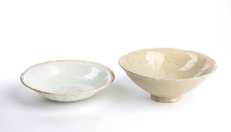 UNA CIOTOLA IN CERAMICA CON INVETRIATURA QINGBAI E UNA CIOTOLA IN CERAMICA CON INVETRIATURA CÉLAD...