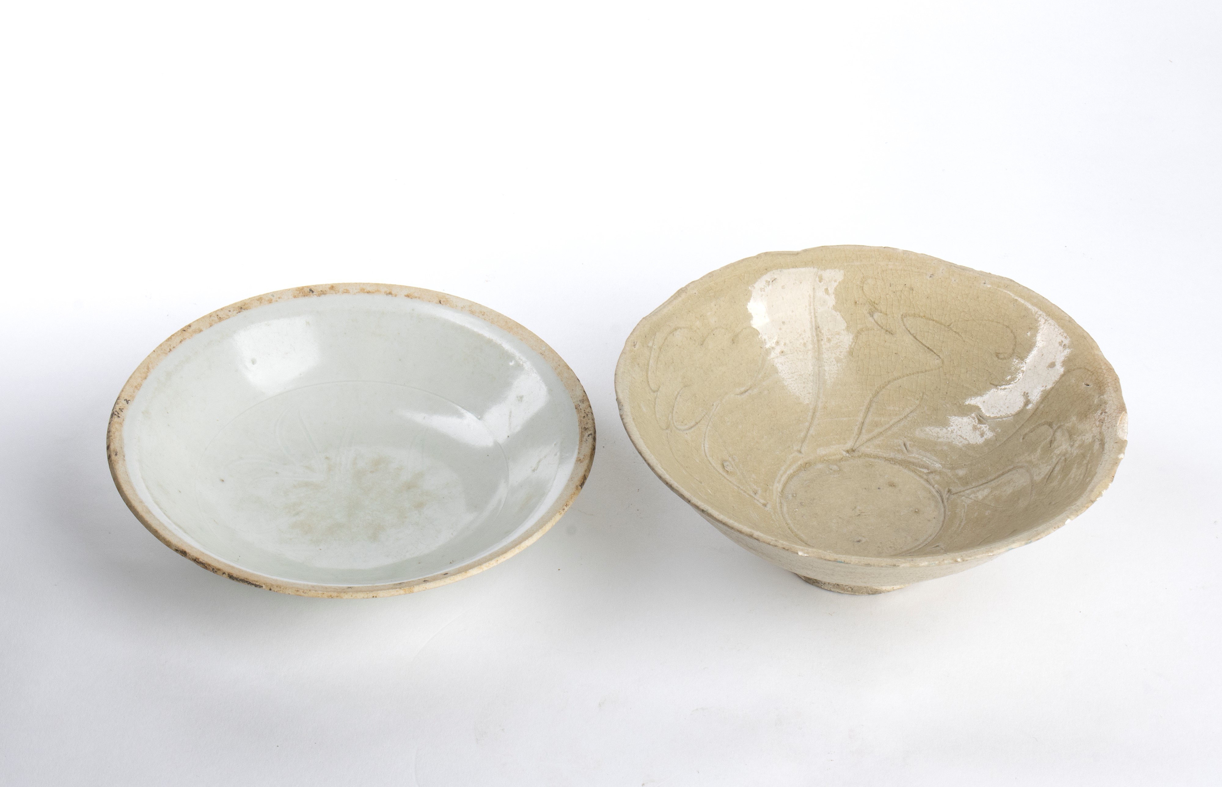 UNA CIOTOLA IN CERAMICA CON INVETRIATURA QINGBAI E UNA CIOTOLA IN CERAMICA CON INVETRIATURA CÉLAD...