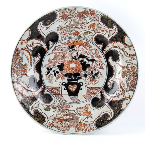 A LARGE 'IMARI' PORCELAIN DISH