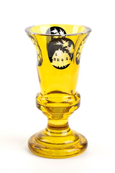 Bicchiere in cristallo di Boemia, XX secolo, molato e inciso