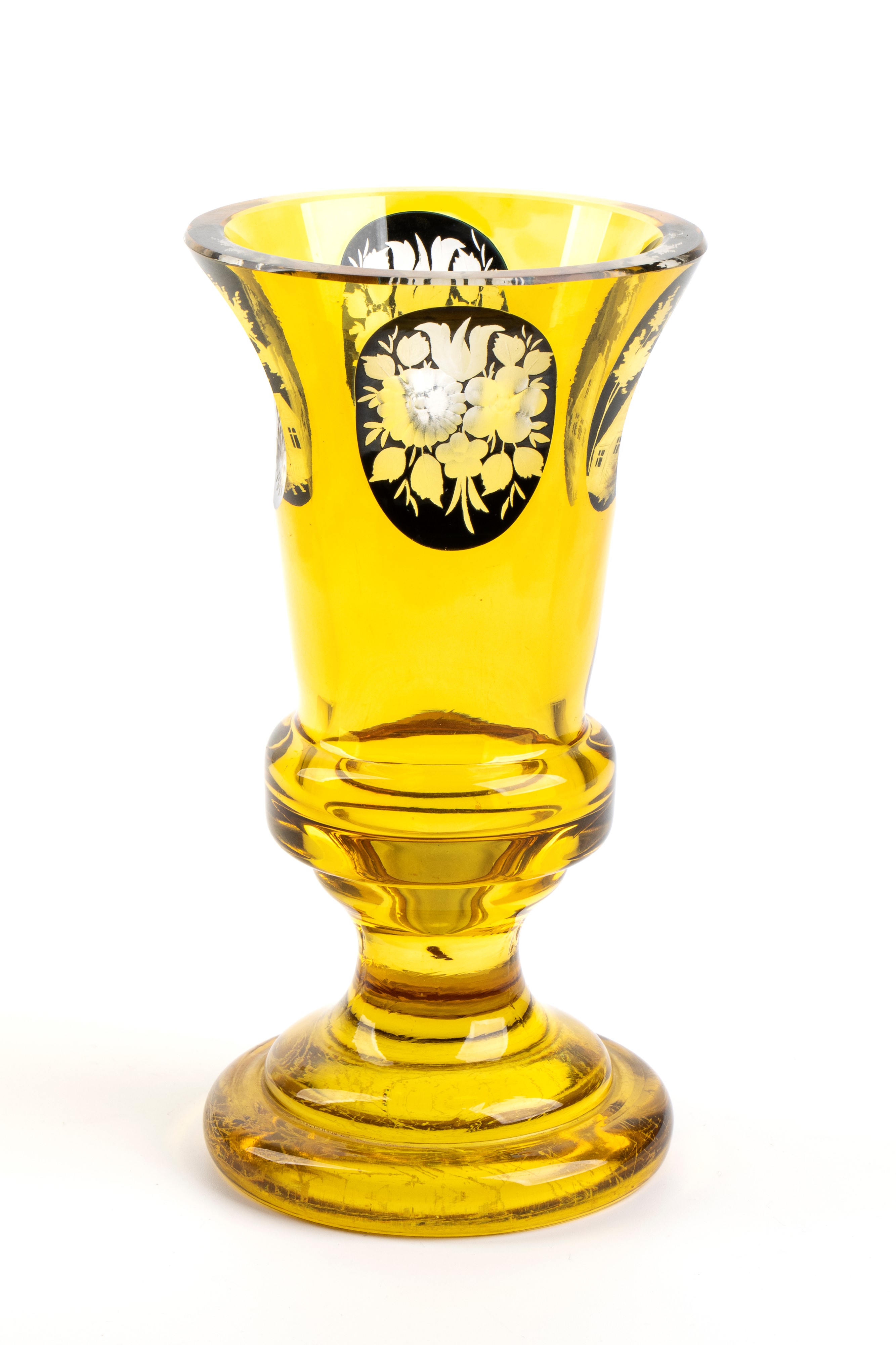Bicchiere in cristallo di Boemia, XX secolo, molato e inciso