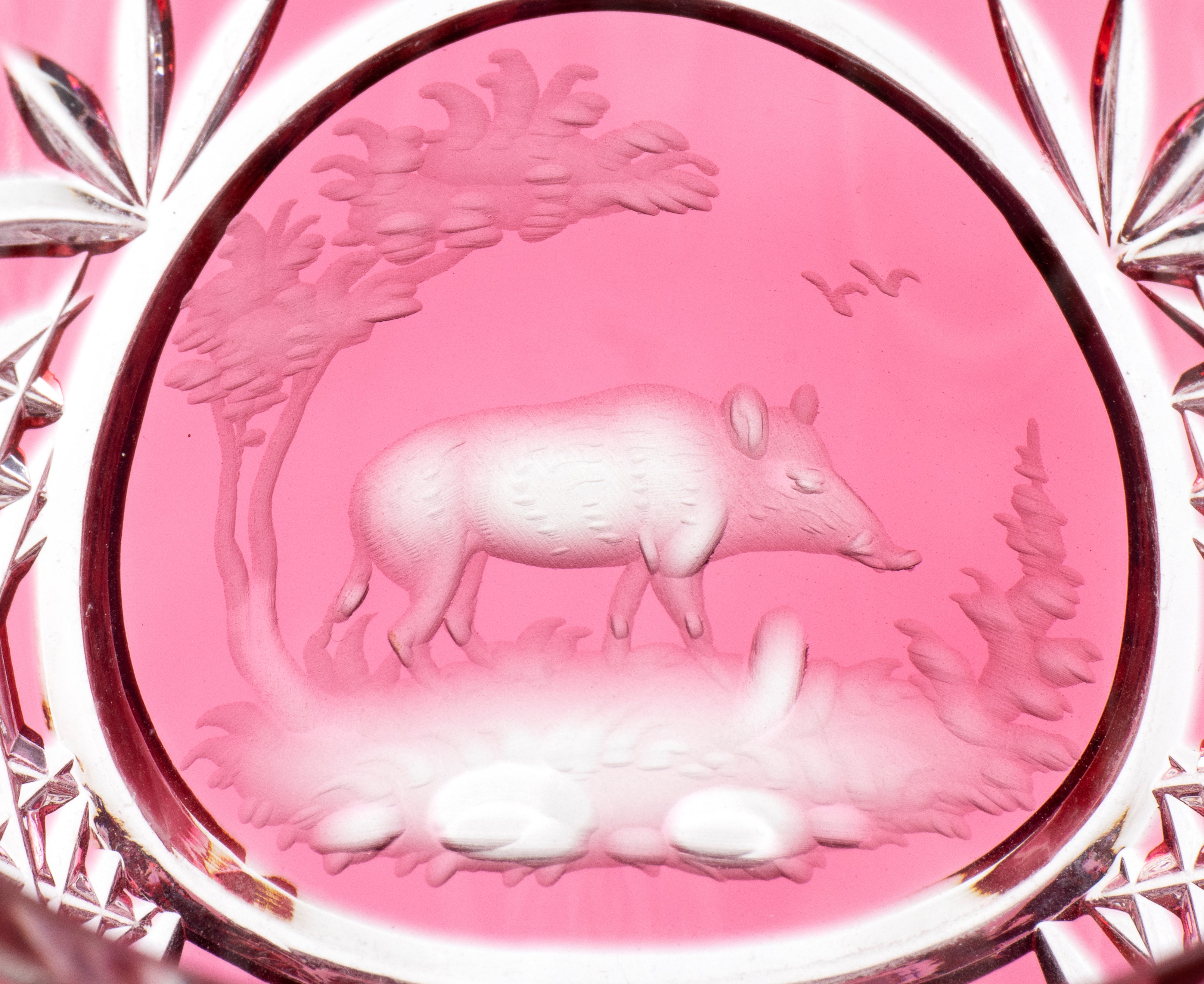 Bicchiere in cristallo di Boemia, rosa scuro, molato e inciso, XX secolo