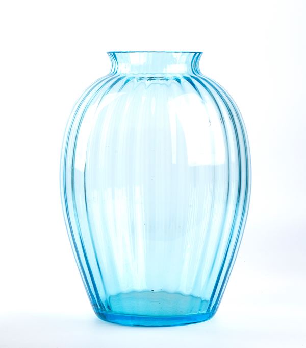 CARLO MORETTI - MURANO
Murano, 1934 - 1984 - Lobed glass vase in tones of blue