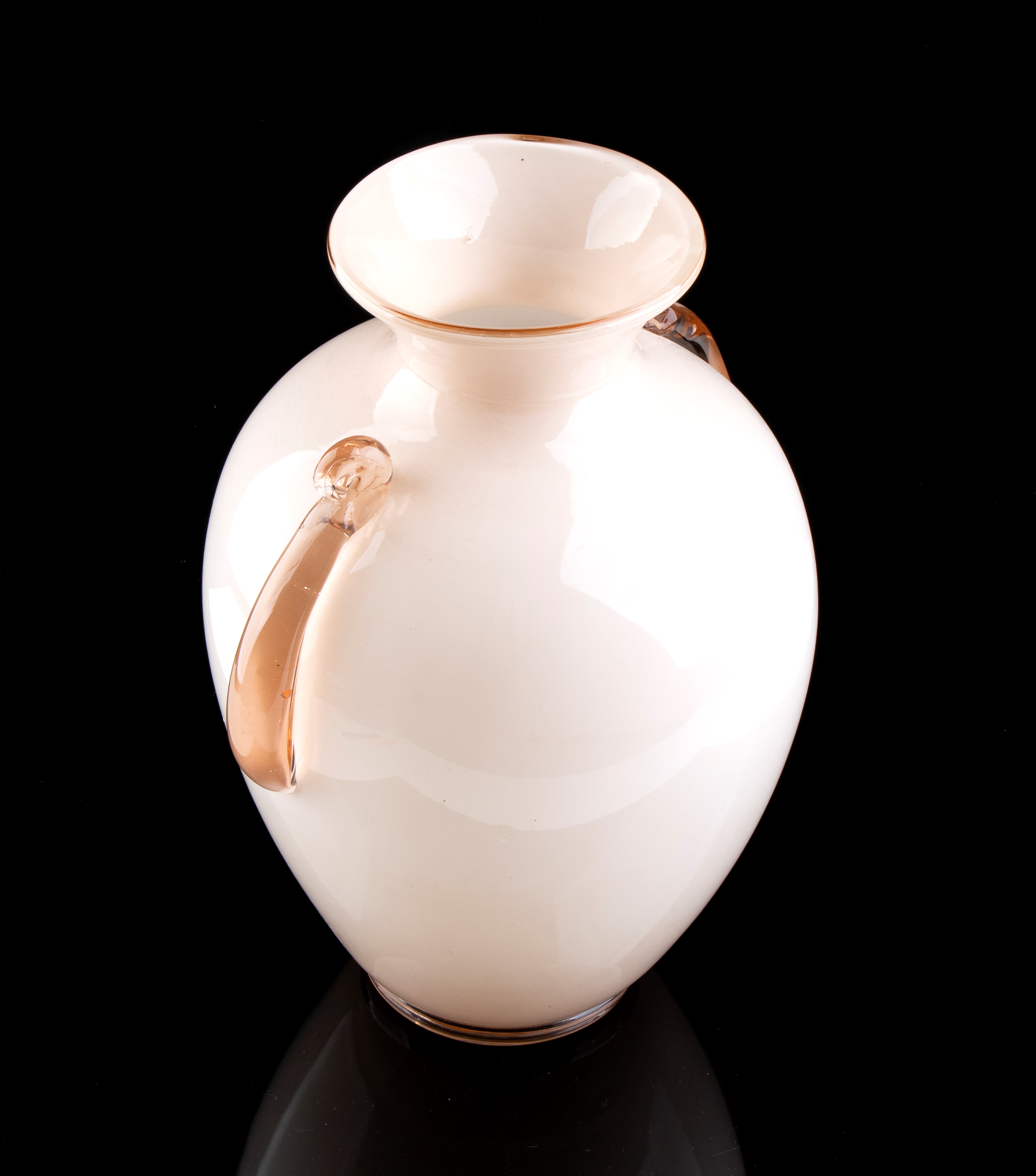 Flavio Poli Seguso Vetri D’arte, Murano - Un Grande Vaso Ovale in Vetro Incamiciato.