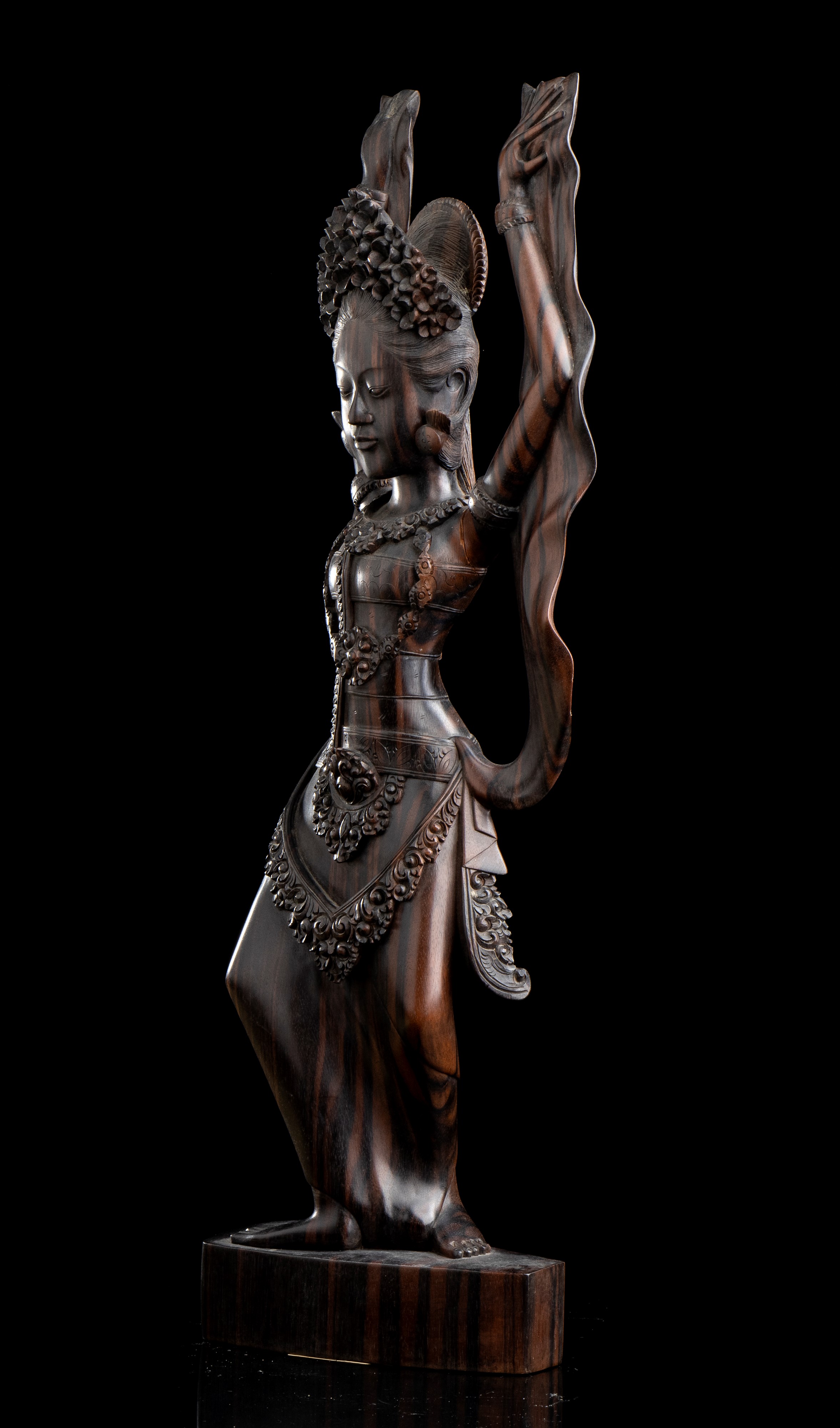 Scultura in Legno con Figura Femminile