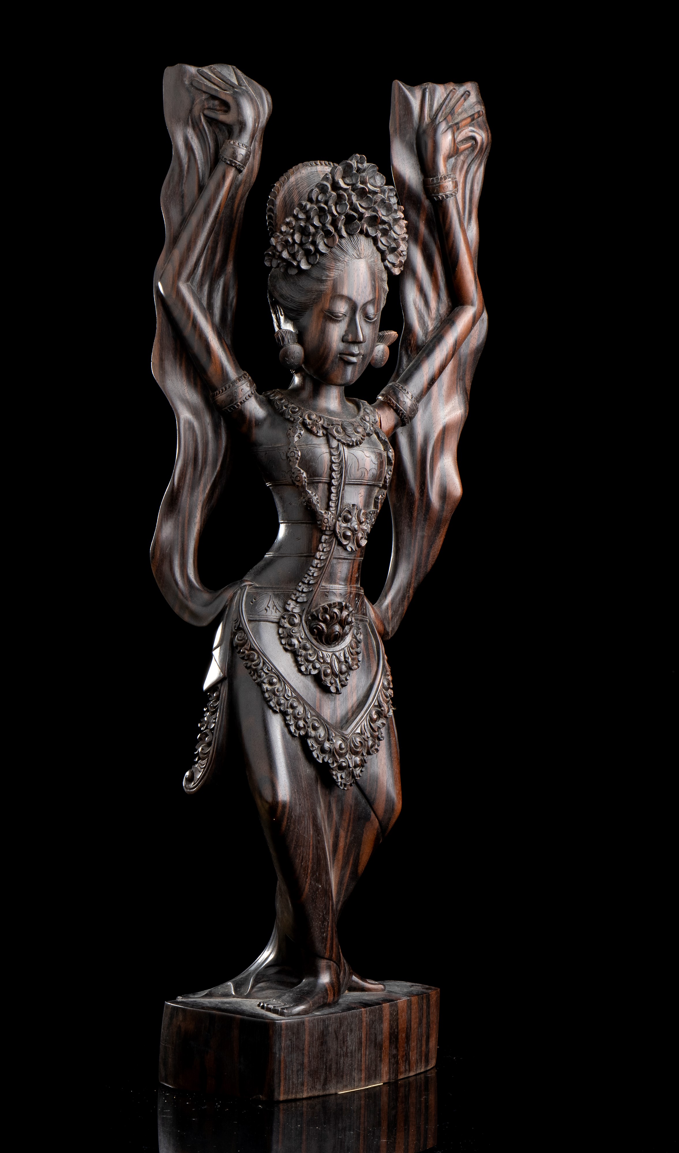 Scultura in Legno con Figura Femminile