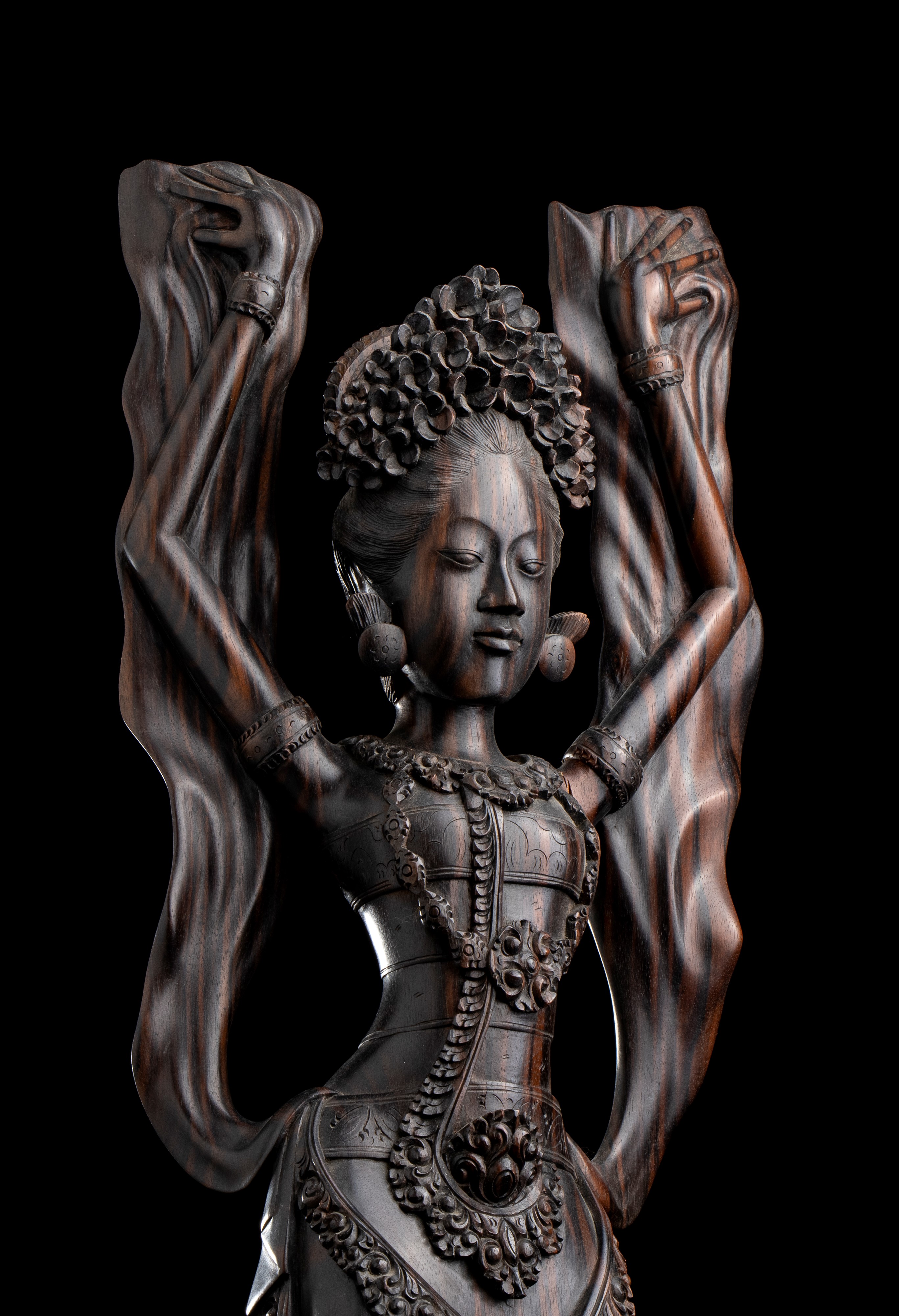 Scultura in Legno con Figura Femminile