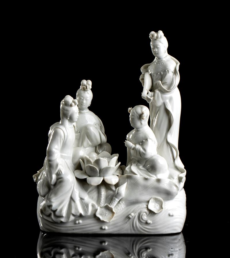 GRUPPO CON FIGURE FEMMINILI IN PORCELLANA 'BLANC DE CHINE'